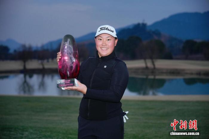 东方宁波挑战赛任怡嘉以一杆险胜夺冠，成为女