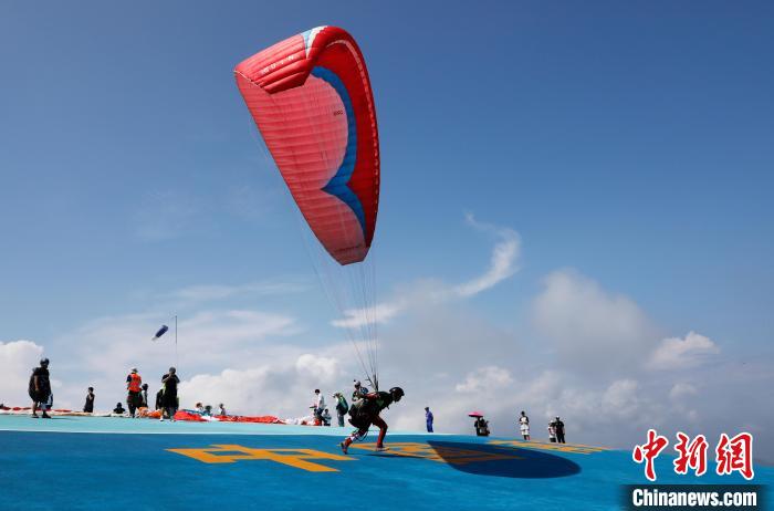 江西赣州南康区举行“圣境山杯”全国滑翔伞定