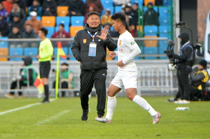 升班马对决首战零进球，重庆铜梁龙迎战辽宁铁