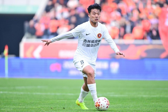 升班马对决首战零进球，重庆铜梁龙迎战辽宁铁