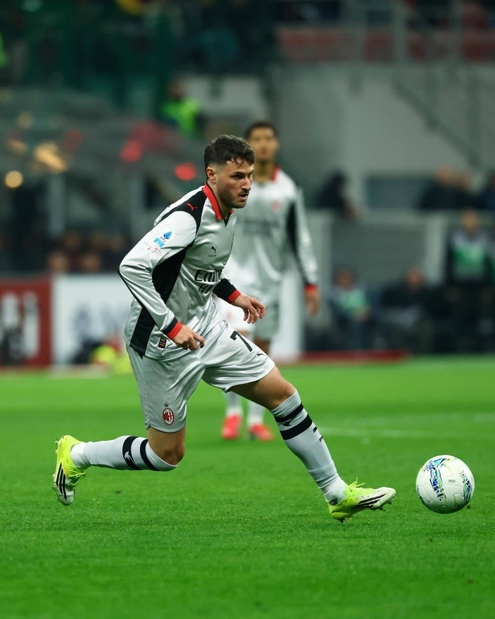 圣地亚哥·希门尼斯重返米兰，感恩球迷支持