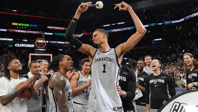 文班亚马30分钟轰41+16 创NBA历史最快两双纪录