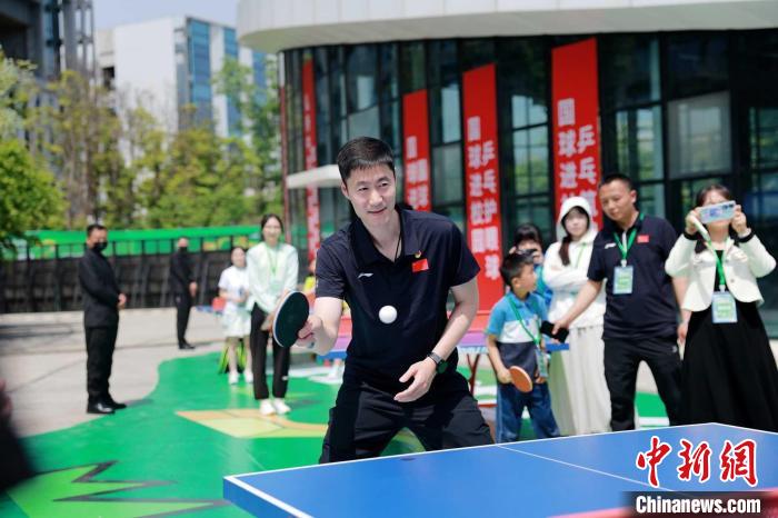 致敬劳动者：国乒在成都城东体育公园携手市民