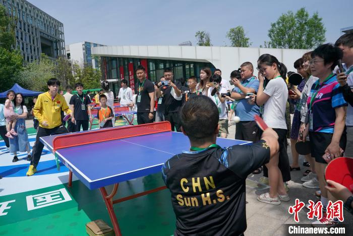 致敬劳动者：国乒在成都城东体育公园携手市民