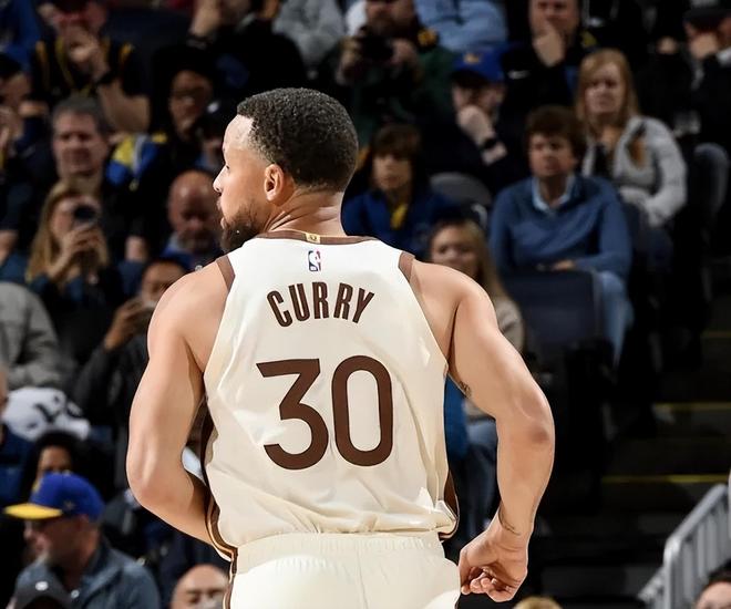 库里复出首战17分难掩起伏 勇士伤病潮下寻求突