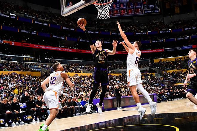 湖人轻取太阳锁定西部前四 肯纳德19+3抢断成关键