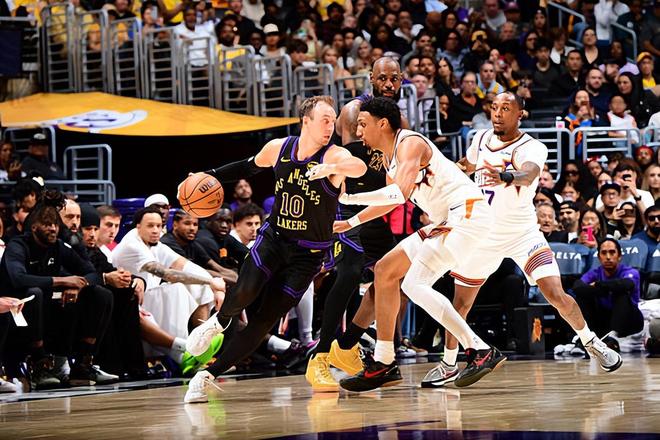 湖人轻取太阳锁定西部前四 肯纳德19+3抢断成关键