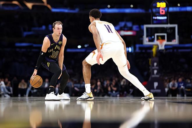 湖人轻取太阳锁定西部前四 肯纳德19+3抢断成关键