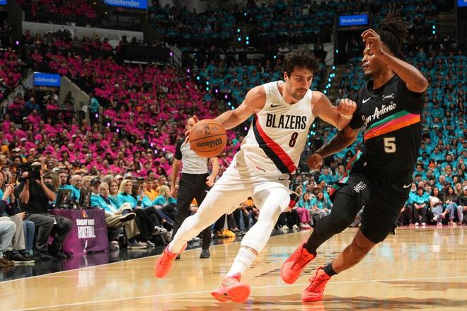 文班亚马季后赛首秀率马刺大胜开拓者