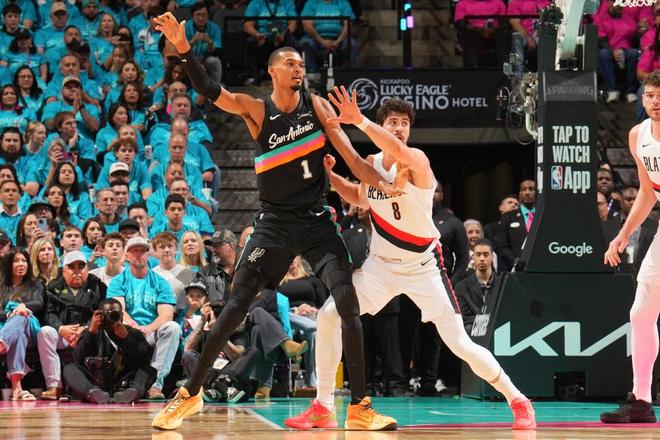 文班亚马季后赛首秀率马刺大胜开拓者