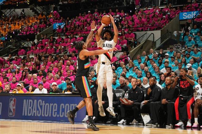 文班亚马季后赛首秀率马刺大胜开拓者