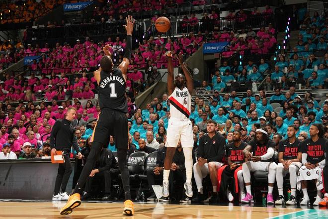 文班亚马季后赛首秀率马刺大胜开拓者